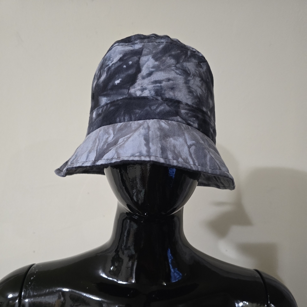 Boohoo Black and Gray Tie-Dye Bucket Hat